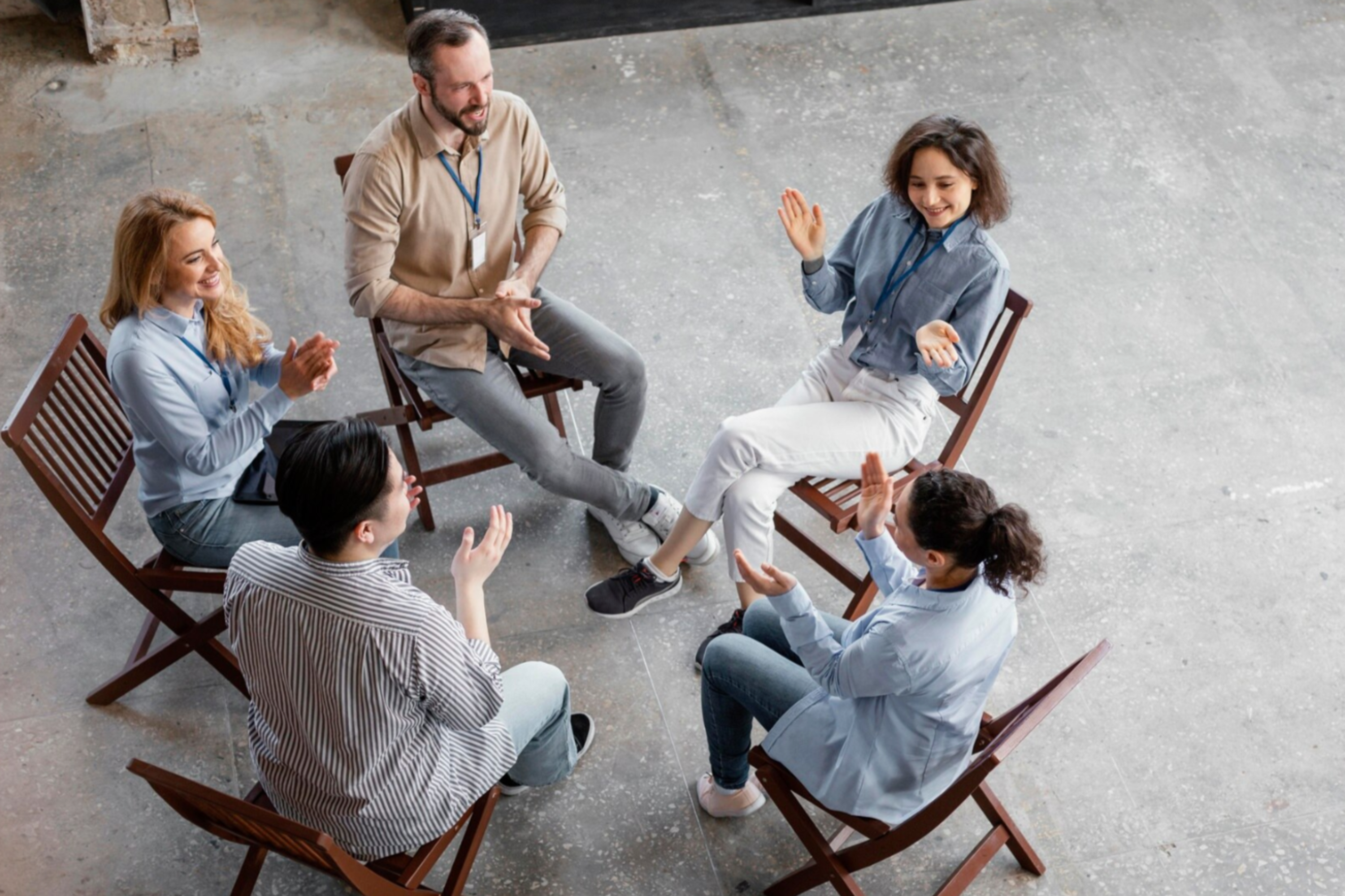 grupo de personas haciendo el taller grupal de psicologia de regalaterapia contentos