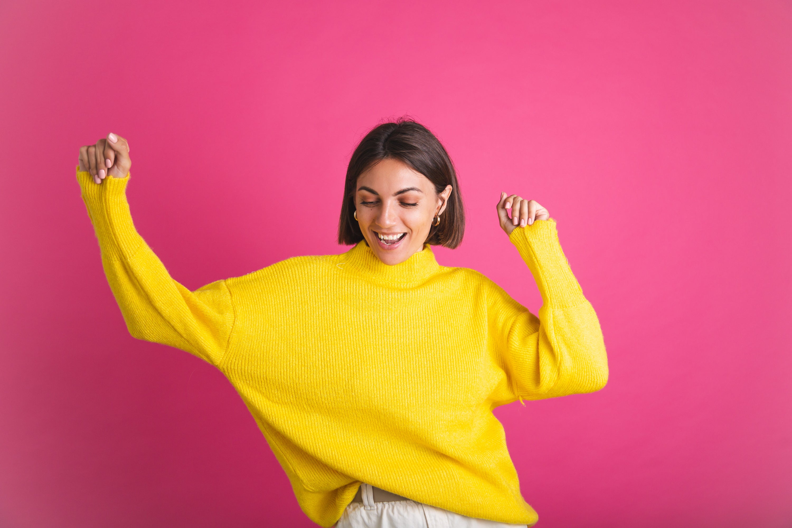Persona feliz bailando contenta después de hacer un taller de regalaterapia